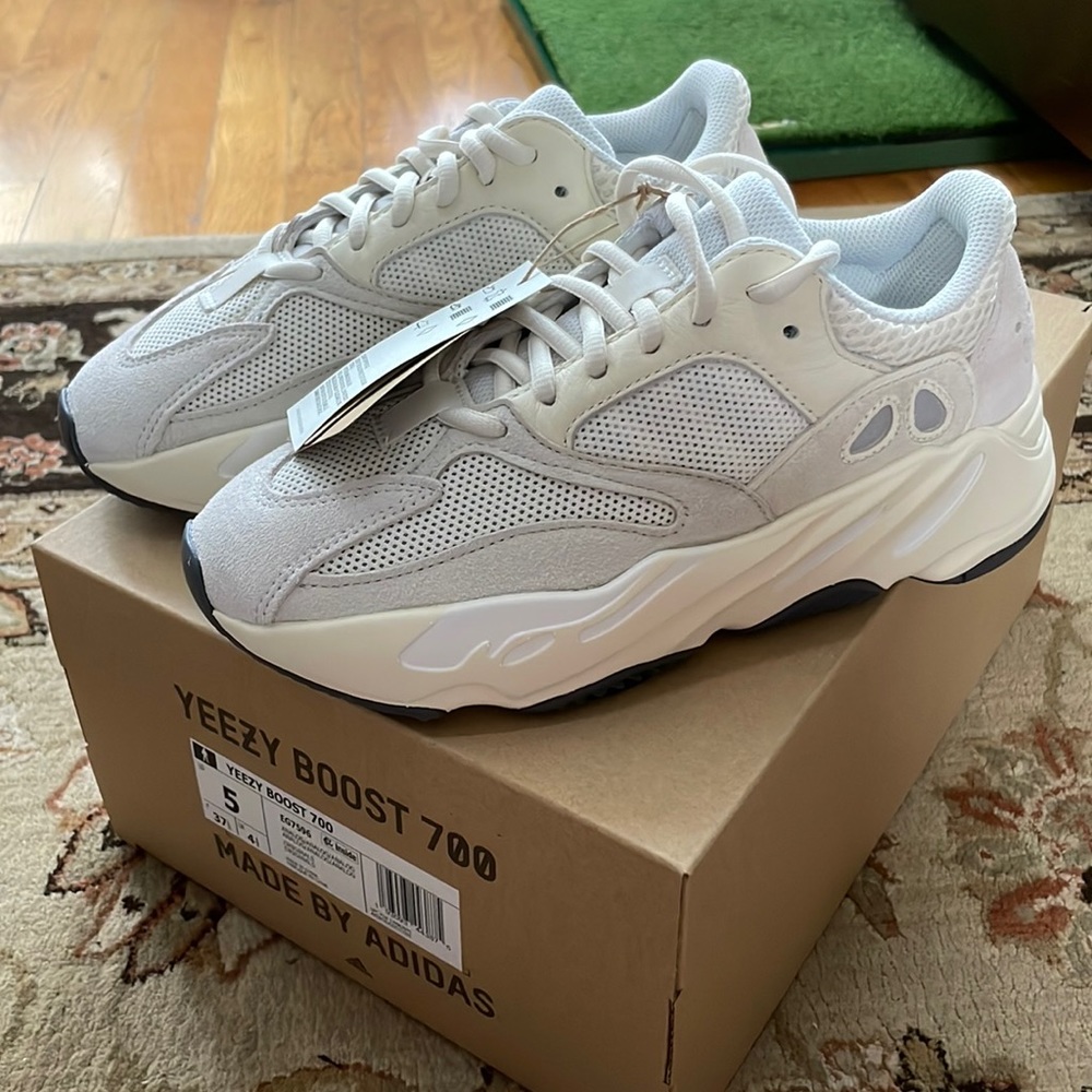 BNWT Yeezy boost 700 Analog